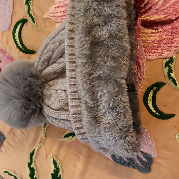 UGG Cable Knit Gray Hat and Scarf Set - Picture 4 of 4